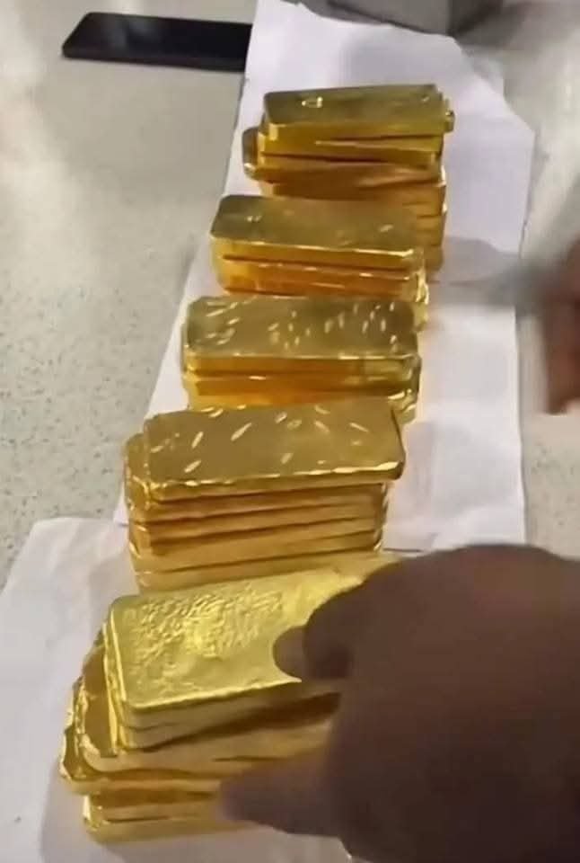 Gold bars inspected before sale
